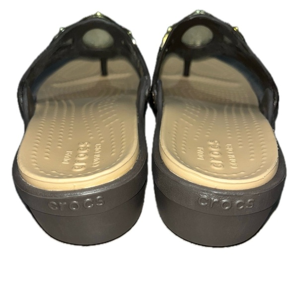 Crocs Sanrah Hammered Circle Wedge Flip Sandal Women's size W7 ESPRESSO/GOLD EUC - Picture 7 of 11